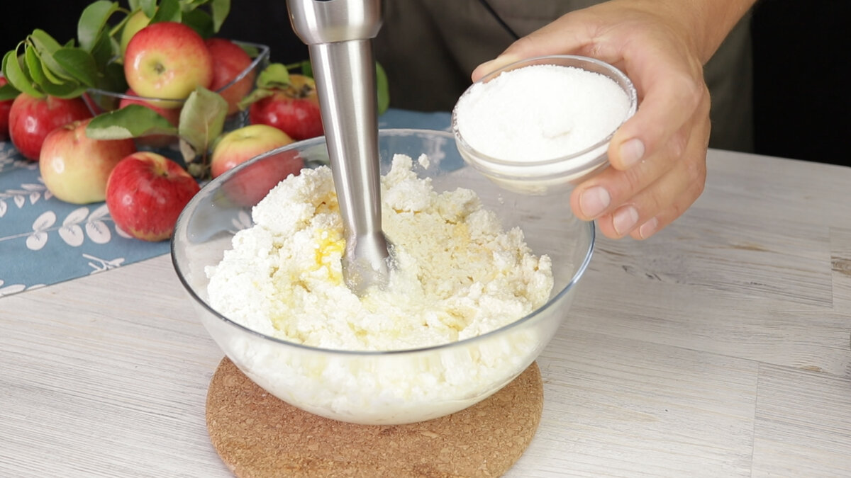 Ой... 😃 чуть не забыл, нужно в творог добавить сахара.. 😏