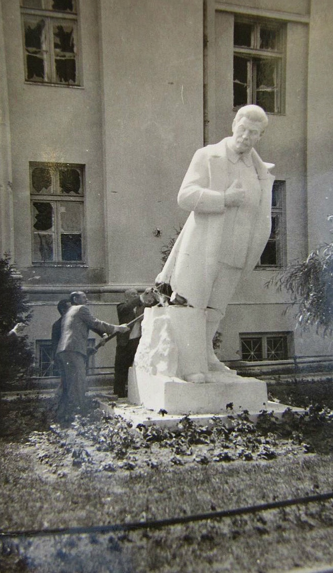 убрали памятник сталину. памятник сталина в украине. памятник иосифу сталину. убрали памятник сталину. убрали памятник сталину.