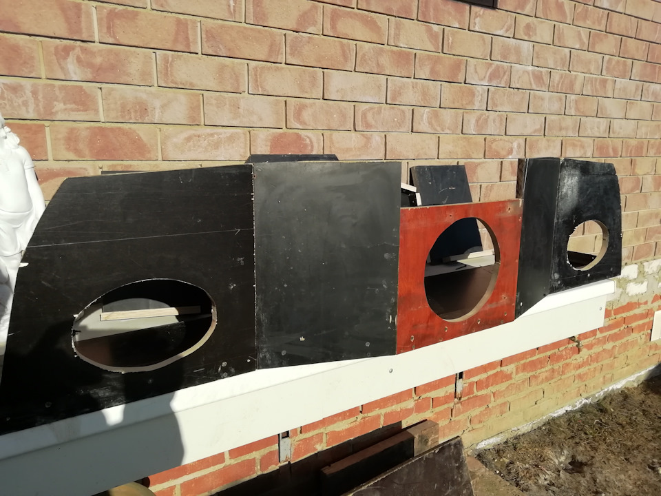 Полку делал из фанеры 1.8 мм