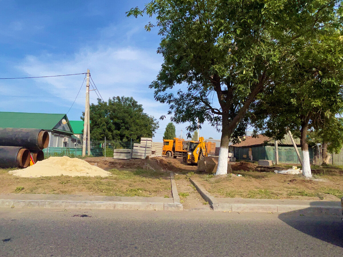 на ближайших улицах тоже шел ремонт дороги