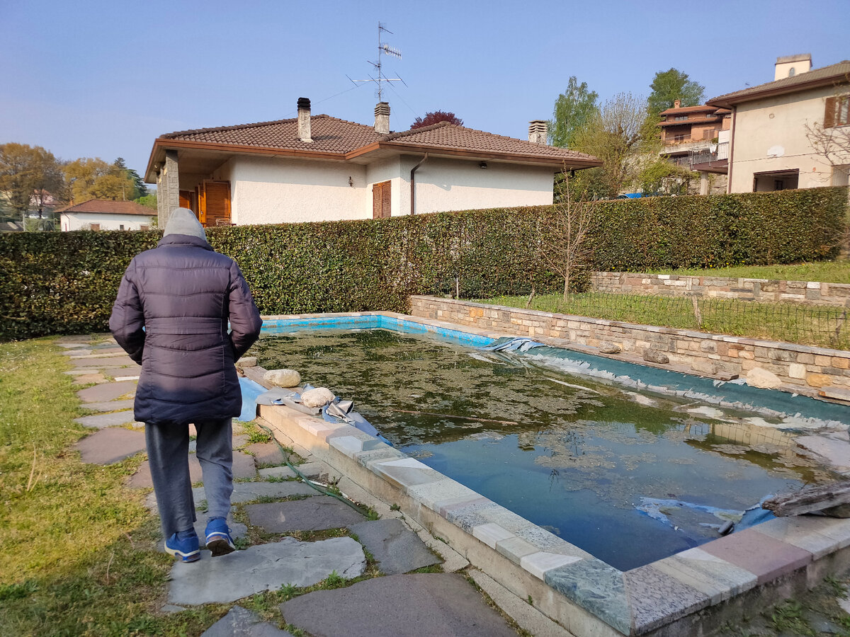 По утрам дедуля гуляет по саду