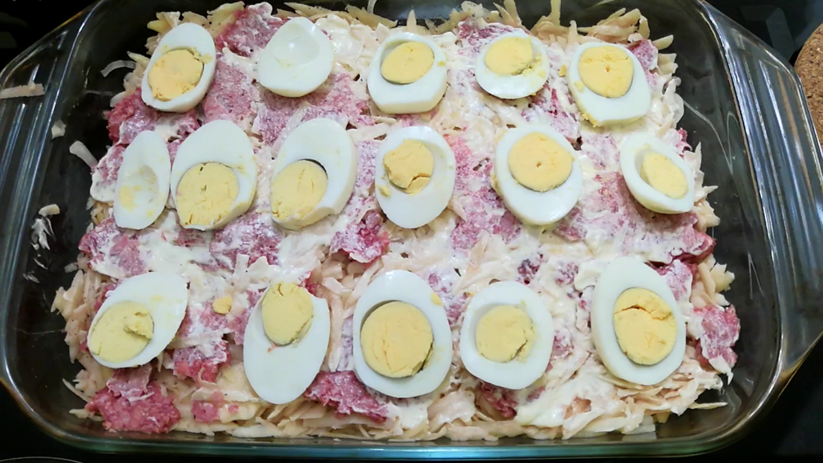 Запеканку посыпаем сыром и в духовку