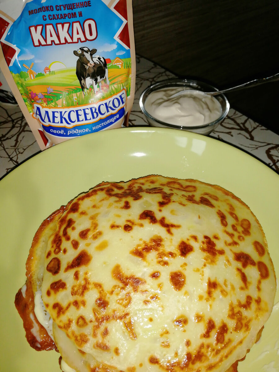 Очень вкусно со сметаной, но мои сластены и со сгущёнкой хорошо их уминают.