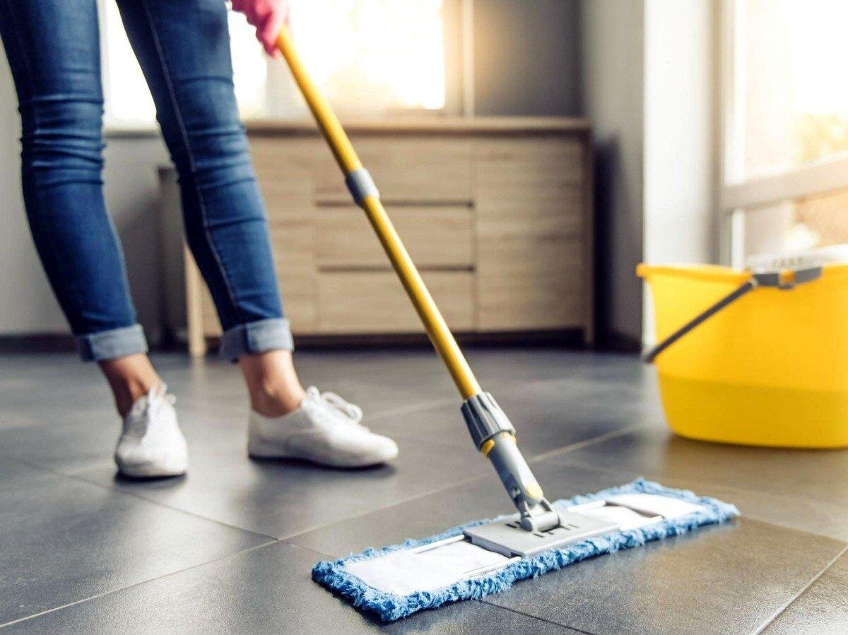 Можно ли мыть полы на. Тряпки для уборки. Мытье полов руками. Мытье пола. Уборка дома.