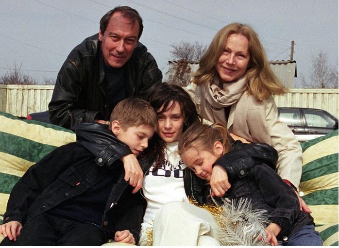 Оксана с детьми и родителями мужа