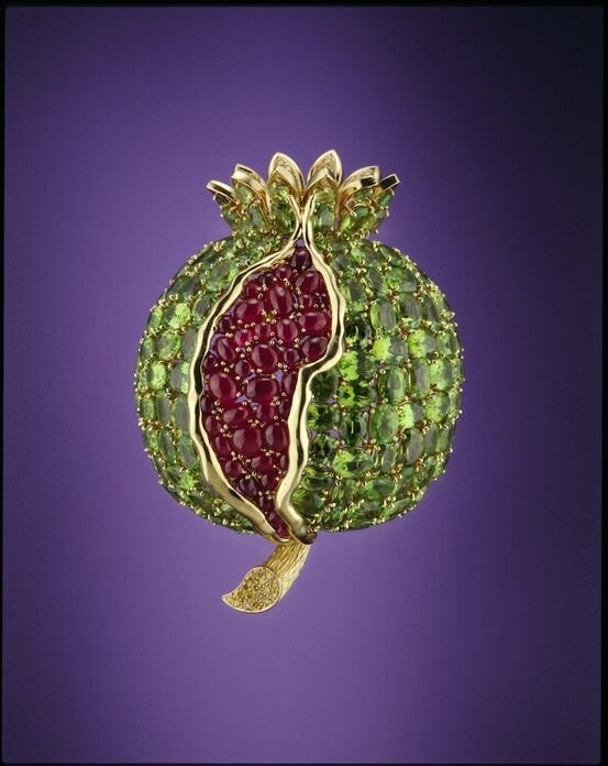 Брошь с гранатом (уваровит, пироп)