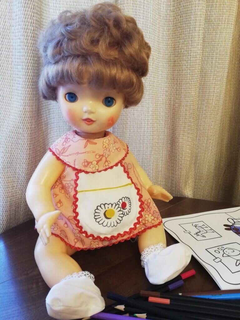 История фабрики, которая произвела первую в союзе интерактивную куклу, довольна скудна, так как информация почти не сохранилась. В конце 30 годов прошлого века, после реорганизации Московской фабрики, к артелю «Художественная игрушка» присоединяется первое предприятие, которое производило магнитные механизмы, которое внедряло в игрушки.