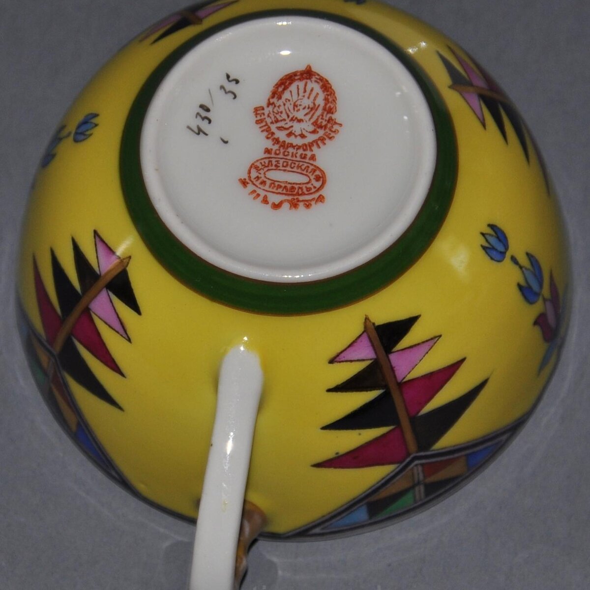 Михаил Адамович (?). Чашка. 1926–1930. Дулёво. Диаметр 14,5 см. Источник: antique-salon.ru/forum