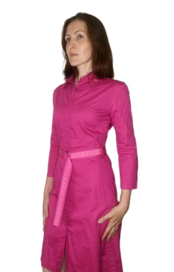 Изначально крой был настолько несуразный, что платье попало на распродажу абсолютно новым.