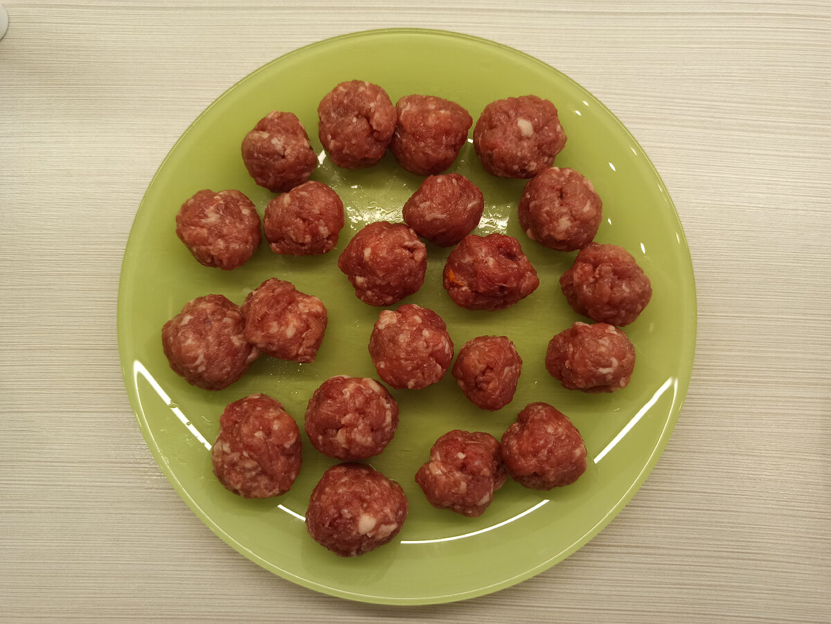 Итак, берем небольшой пакетик фарша, размораживаем его, добавляем соль, перец и формируем из него небольшие фрикадельки.