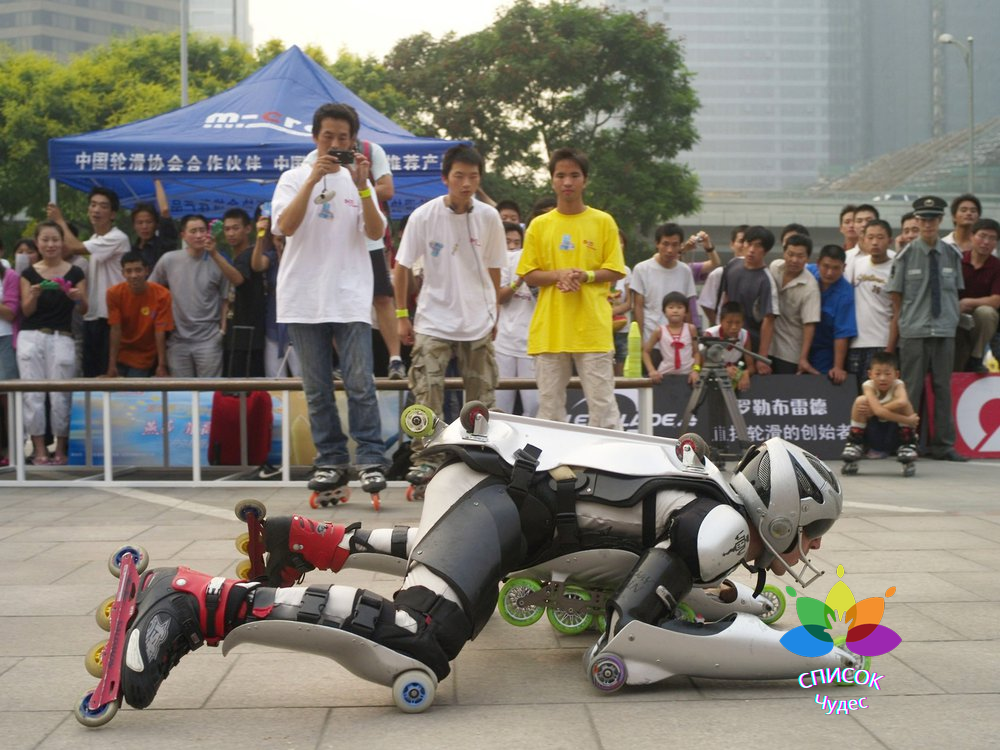 Изобретатель Жан-Ив Блондо демонстрирует свой роликовый костюм в 2007 году в Пекине.