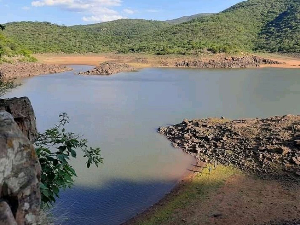 Нереально темная вода водоема