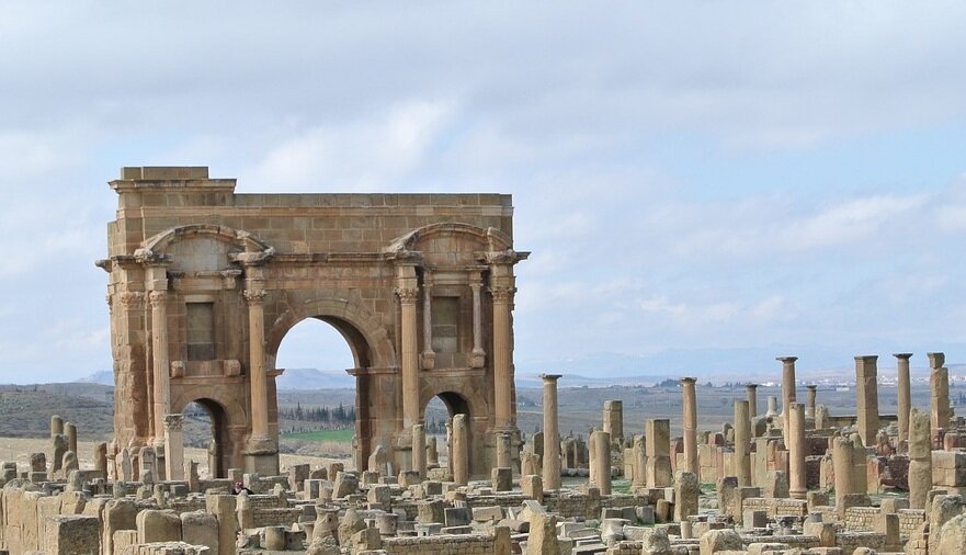 На сегодняшний день из руин города Тимгад можно четко увидеть 12-метровую триумфальную арку, которая получила название Арка Траяна. В 1900 году эту арку частично восстановили. 