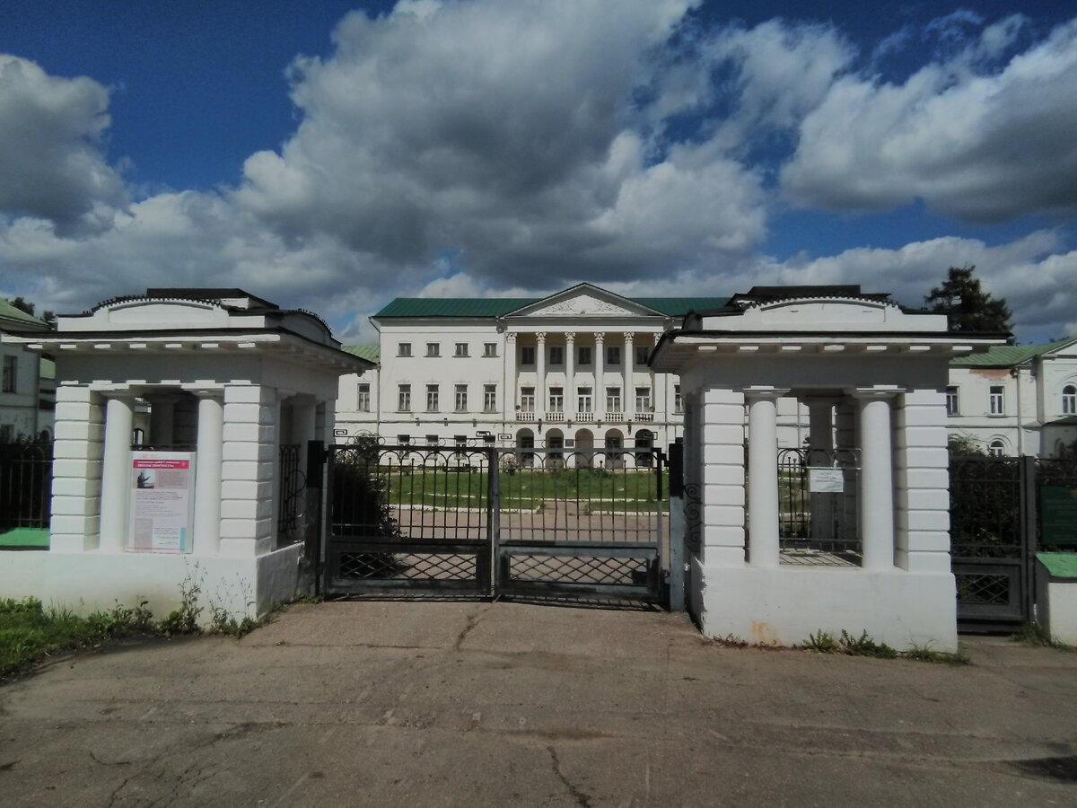 Главный дом усадьбы Ивановское. Фото автора.
