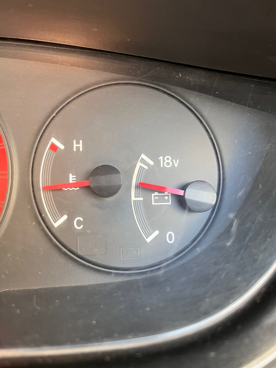 Показания вольтметра на приборной панели 