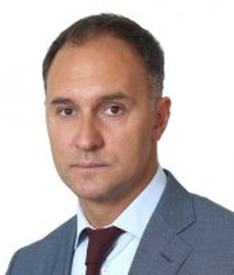 
Константин Лукоянов, адвокат:«Сегодня мы подали в Хамовнический районный суд Москвы групповой иск к американскому сервису Netflix. Основанием для иска стало нарушение прав российских пользователей в связи с односторонним отказом Netflix от предоставления услуг на территории России. Сумма исковых требований на этапе подачи иска составляет 60 млн рублей.
 
 При этом договор компании Netflix с подписчиками сервиса является публичным и не предусматривает возможности одностороннего отказа от исполнения обязательств. В соответствии с ГК РФ и законом "О защите прав потребителей" подобные действия являются прямым нарушением прав пользователей. Одним из способов защиты прав потребителей от недобросовестных действий компании является групповой иск. Нарушение прав потребителей очевидно, мы будем добиваться от компании Netflix выполнения требований российского законодательства».