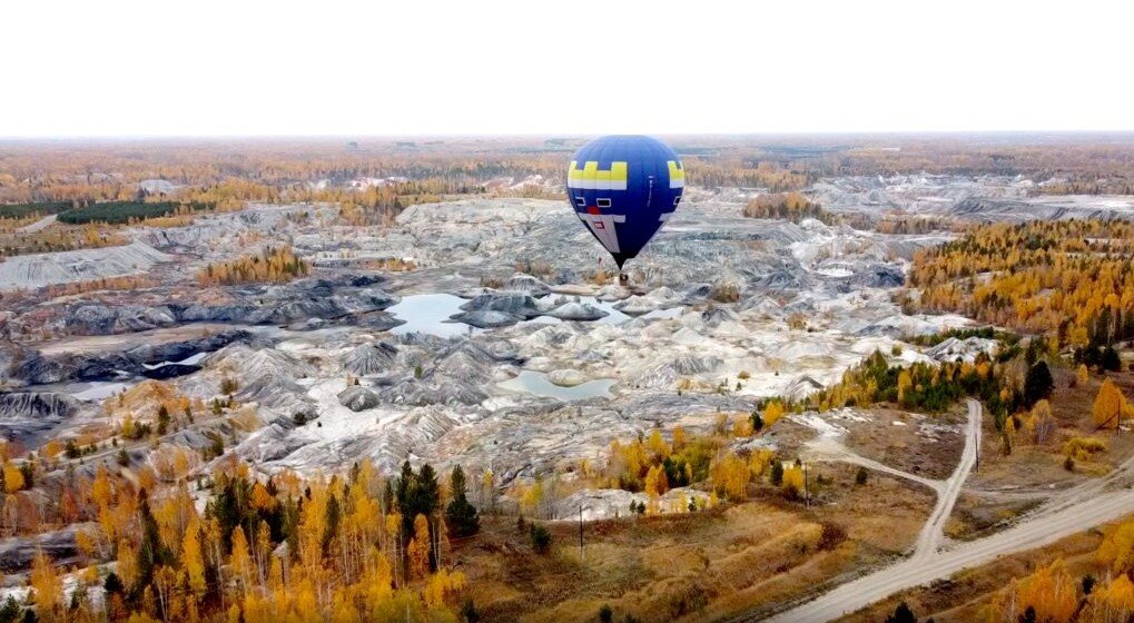 Цвет воды  в озерах в этой космической местности может меняться от небесно-голубого до буро-красного