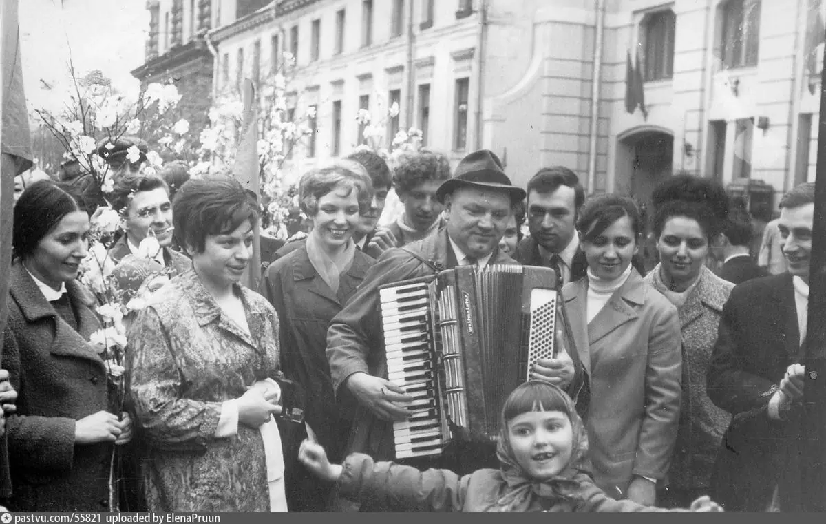 На фото первомайская демонстрация - улица Чехова. Театр ЛЕНКОМ. В кадре рабочие завода ТИЗПРИБОР. Источник: личный архив Елены Власовой, https://pastvu.com/p/55821.