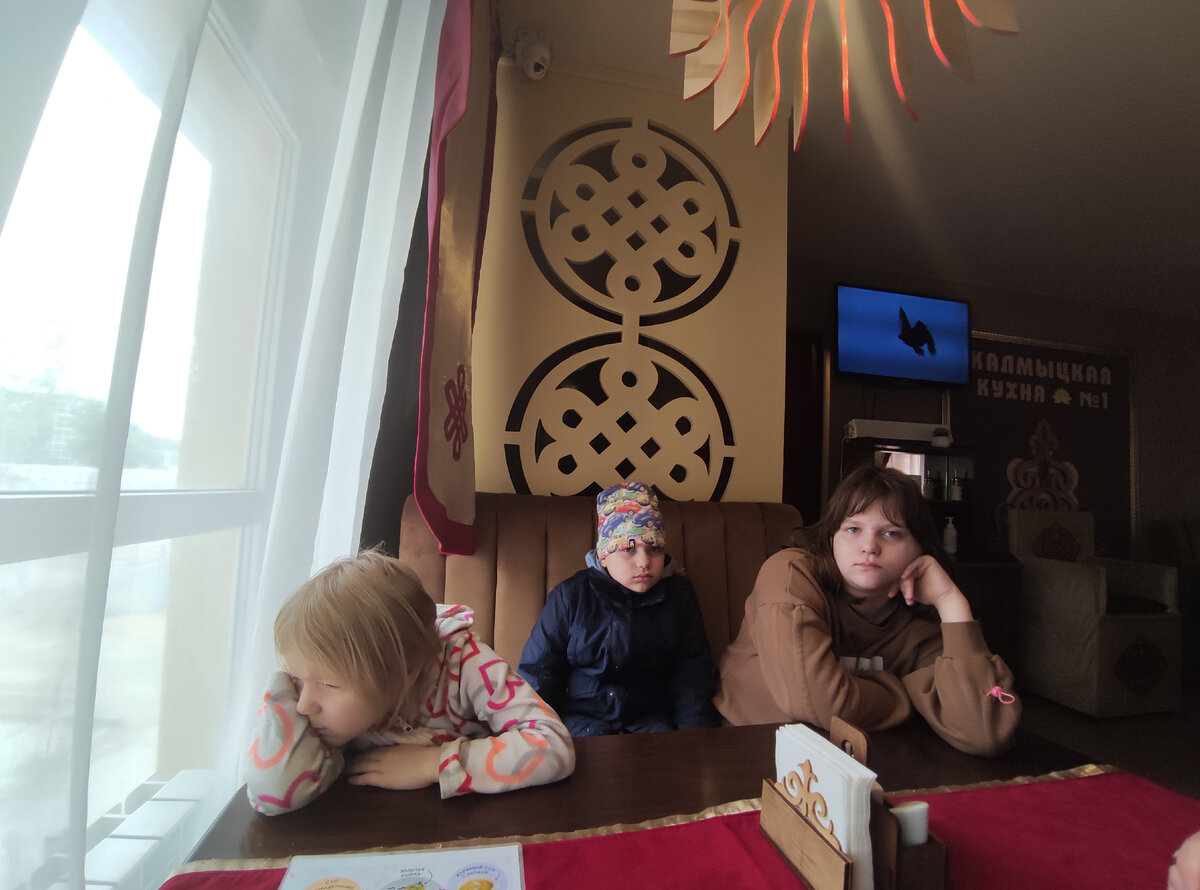 Это заведение в Элисте я отношу к очень приличным заведениям в плане интерьера. Чаще всё намного проще. А тут больше на туристов рассчитано.