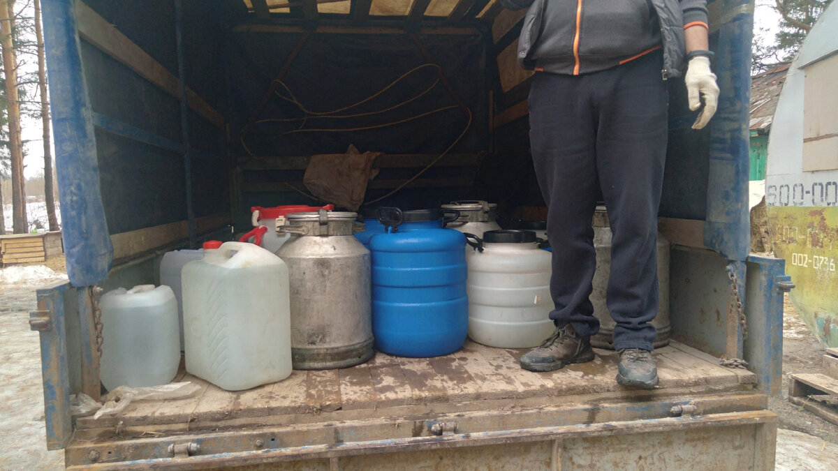 Потом   наших машин уже  не  хватало , и воду стали возить на  " Газели"