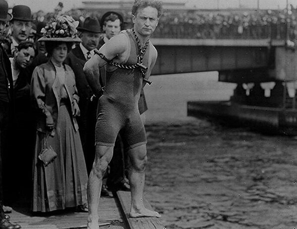 Гарри Гудудини перед погружением на дно реки. Изображение взято из открытого источника.