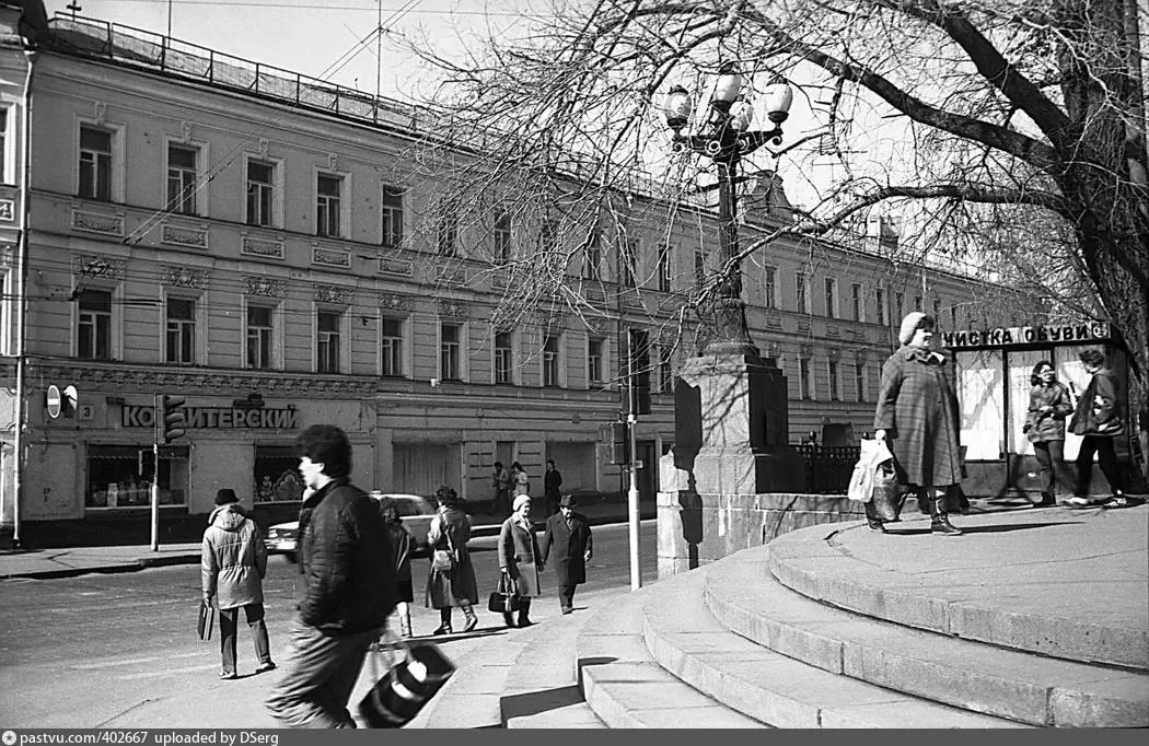 Булочная-кондитерская на углу Гоголевского бульвара, 1987 г. Автор: Сергей Духанин.