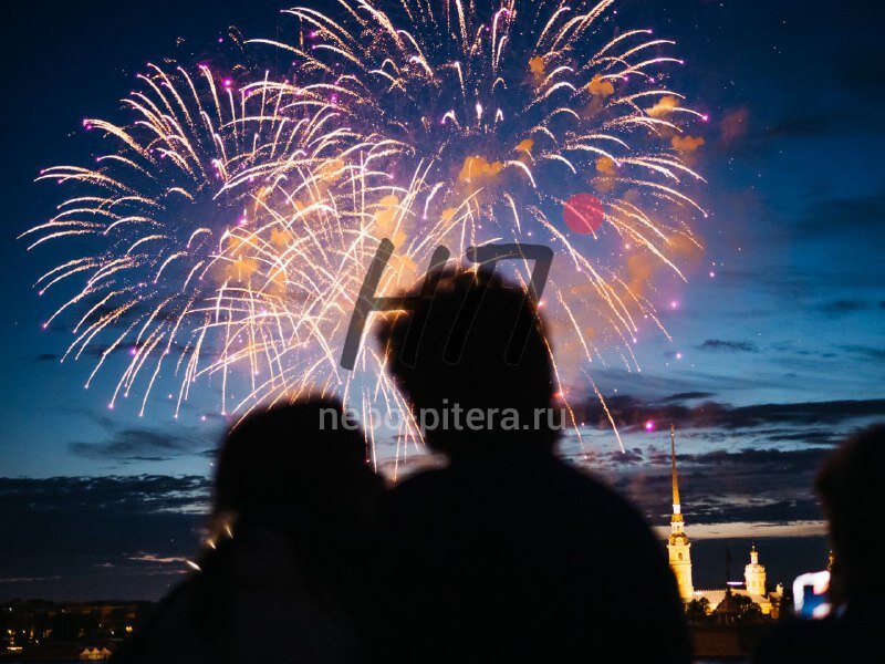 Влюбленные смотрят на салют в Санкт-Петербурге