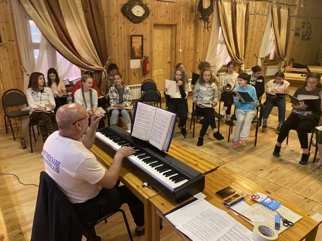 
А потом, в зале для спевок мы играли в » Знакомства». Смысл игры в том, что каждый человек по очереди рассказывает о нескольких именах, которыми его время от времени называют другие люди и знакомые, и выбирает себе одно имя из перечисленных или передает это право следующему человеку, имя которого он вытянул. Также надо рассказать что-нибудь, что тебя связывает с этим человеком. Тут мы узнали ой-ой как много друг о друге…
Буквально через несколько минут игры среди нас появились тётя Настя, тётя МариНадь, Петровна, баба Маня, Тася, Екатеринка Варюшкина, Упарка, Пеп, Верфема, Маруча, Бородук, Кот, Тангенс, Вареник, Ann, Женёк, Александра Александровна, Алексаша, Софира, Таша, Настя, Варюшка, Колючая Ёлочка, Лиза, Настюша, Полина, Марьяша, Аксинья, а самое главное — дядя Женя.