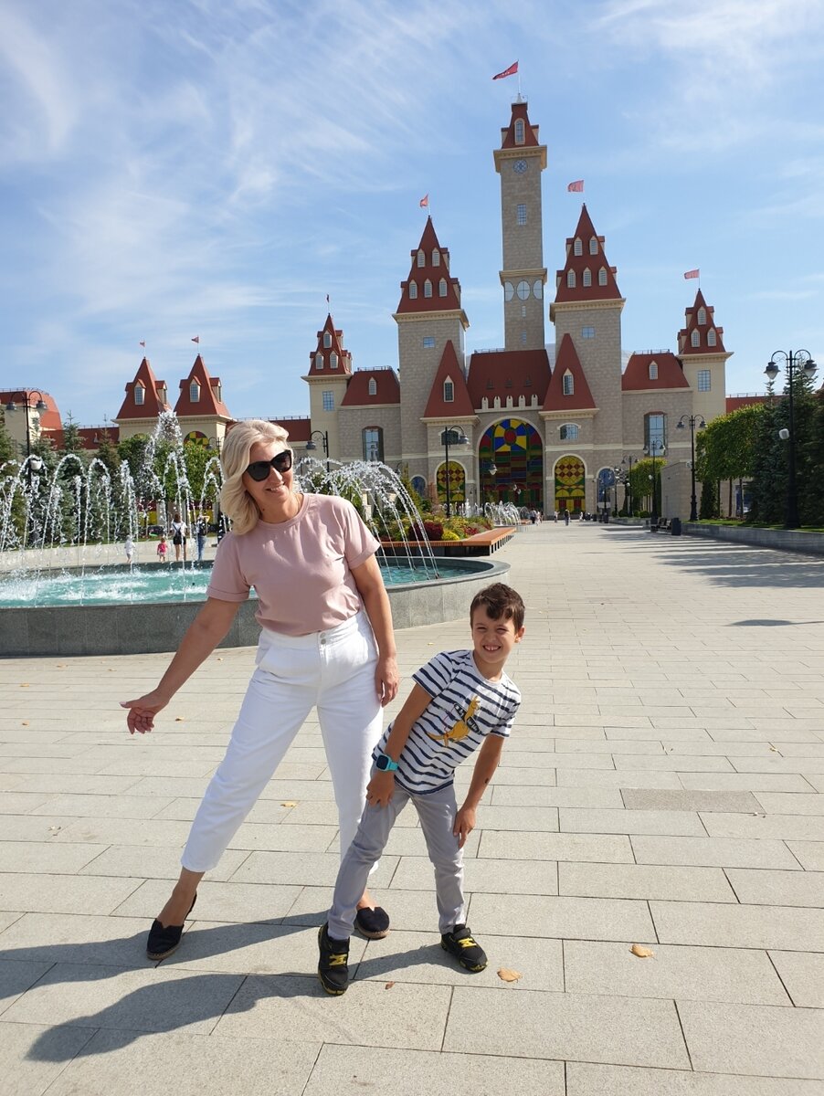 Моя мама с Марком на фоне главного входа в "Остров Мечты".