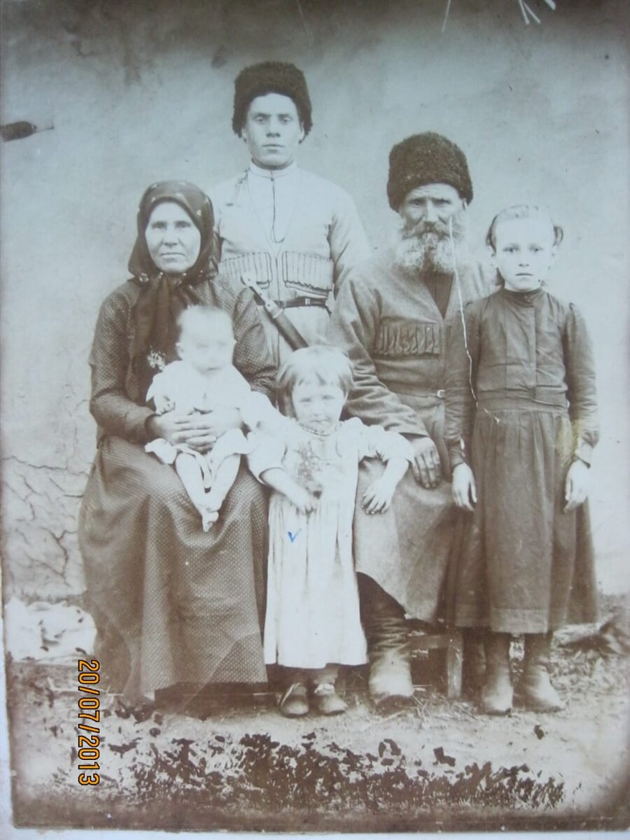 Фотогалерея "Выселковцы". Семья Никиты и Александры Трубниковых. 1903 год.  Посередине Екатерина Никитична (3 года). Из семейного архива Лябы Леонида Михайловича, 1952 года рождения (город Новосибирск)