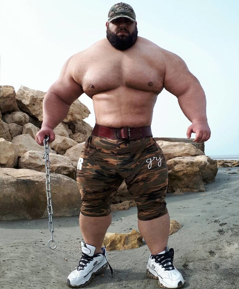 Накаченный арабский мужчина
