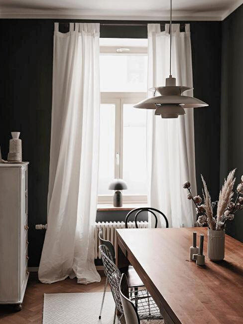 Деревенская столовая с черной стеной