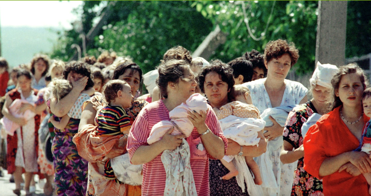 Заложники, захваченные террористической группой Ш. Басаева, в больнице г. Будённовска; июнь 1995 г.