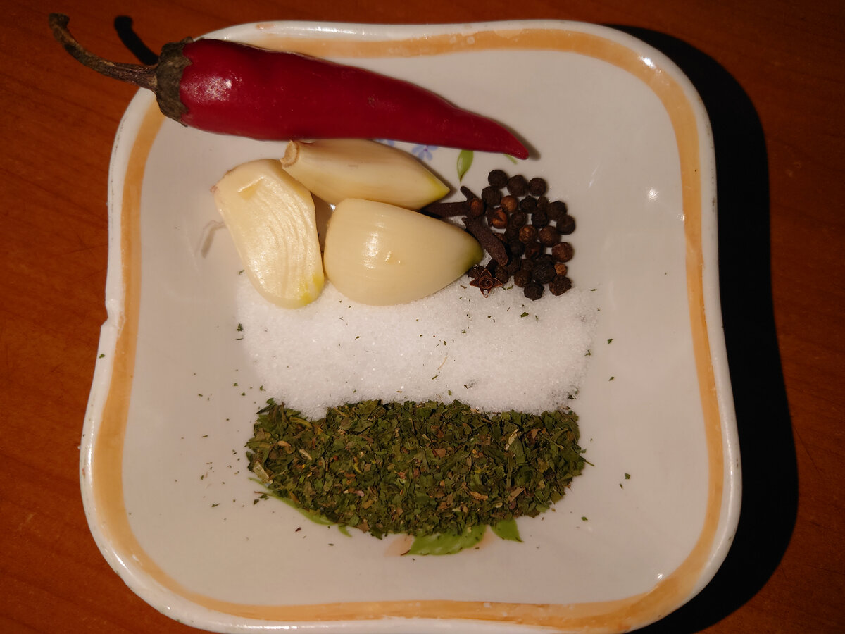 Фото 2 соль, перец, гвоздика, чеснок и зелень