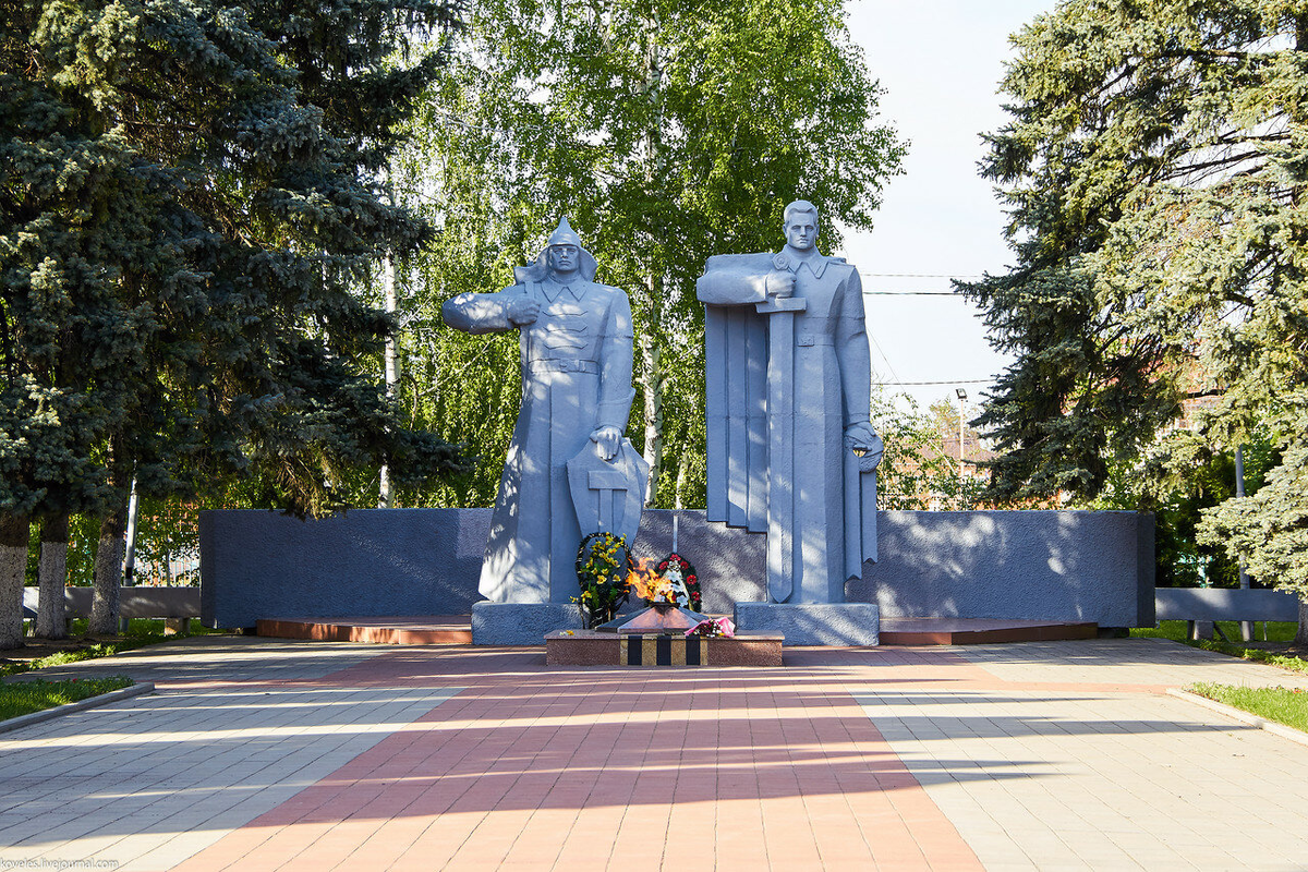 Одни из самых центральных и значимых мест в городе-это был сквер в центре города.