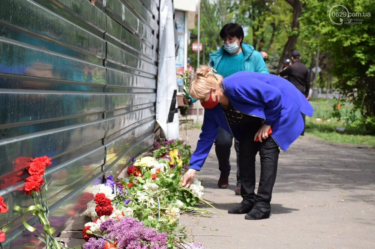 Каждый год 9 мая мы теперь возлагаем цветы возле здания УВД, в память о тех, кто ценой своей жизни не стали выполнять преступный приказ нацистов.
