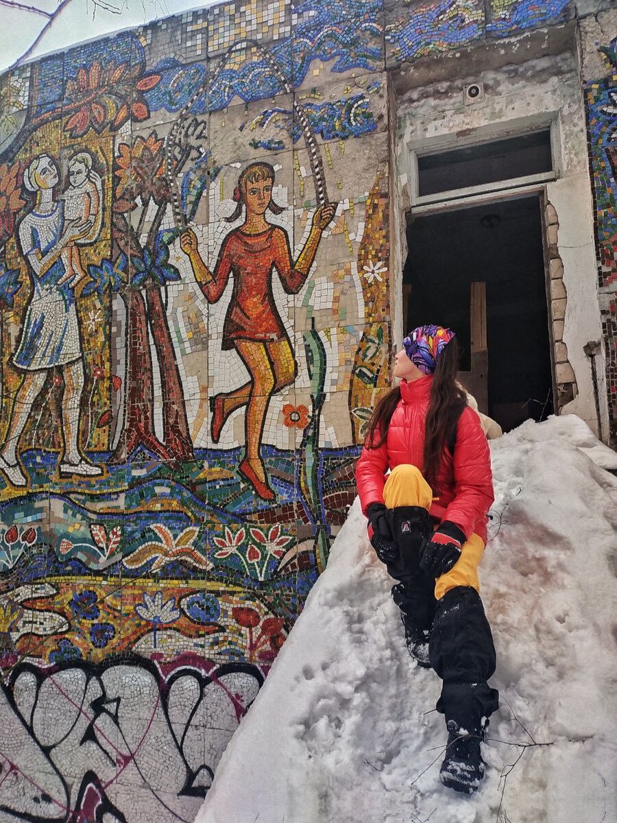 Яркая модель на таком же ярком фоне