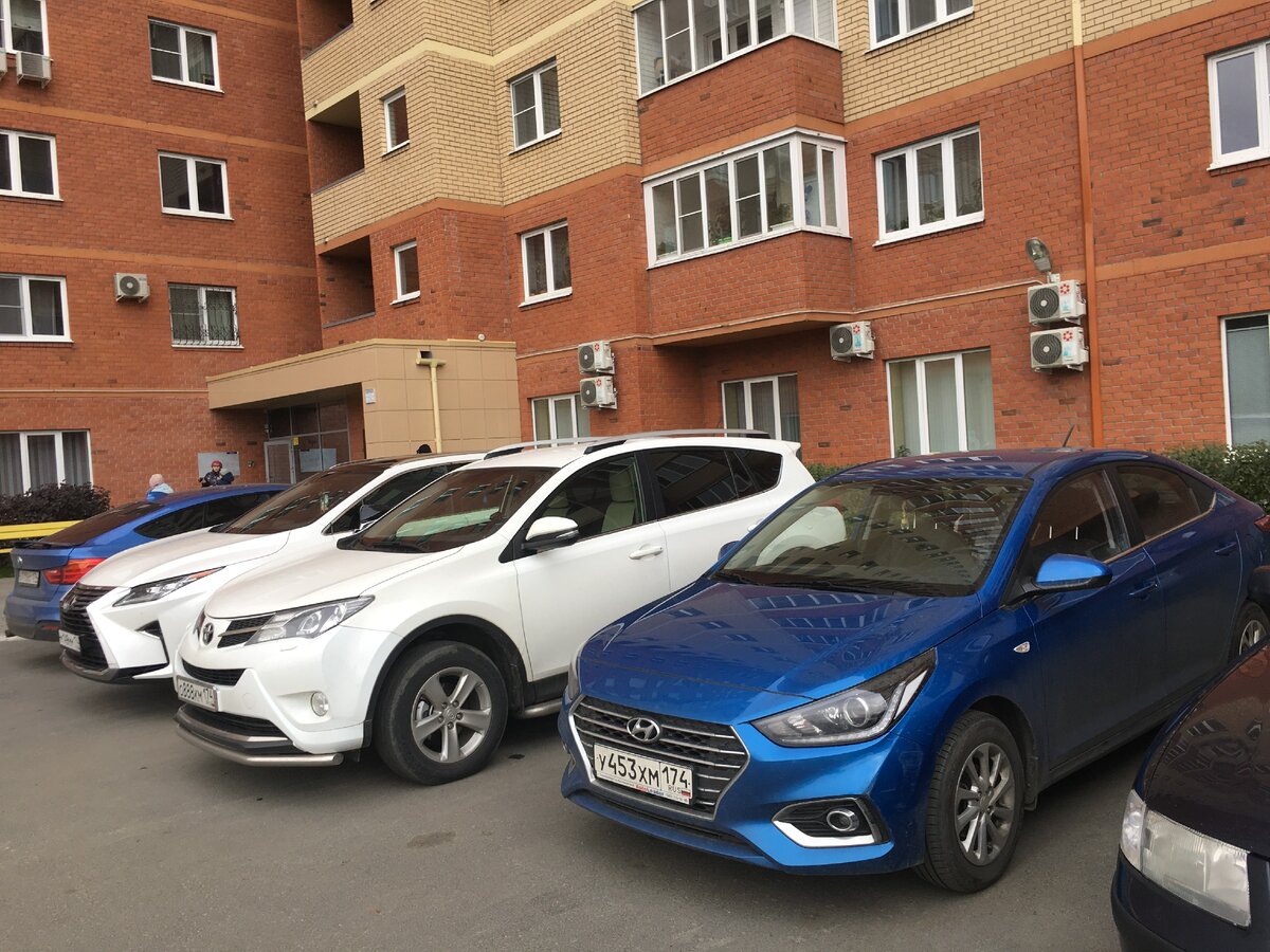 Повреждения не слишком значительные и если не присматриваться издалека не видны