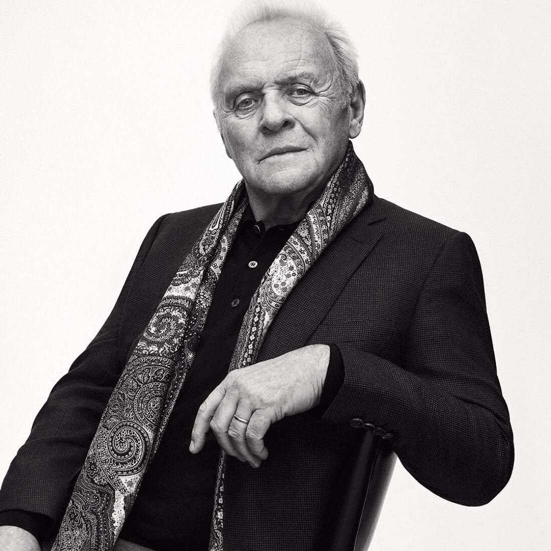 Энтони Хопкинс был очень замкнутым и необщительным ребёнком, так как просто боялся идти на контакт с другими детьми.