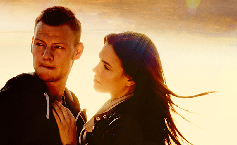 Песня эластика из фильма. Цитаты из фильма эластико. Земля уходит из под ног эластико. Эластика фильм. Земля уходит из под ног эластико.