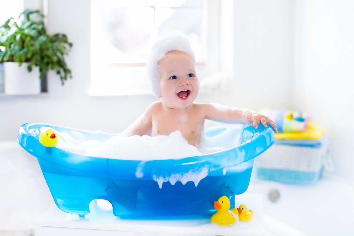 Ванночка для детей. Малыш в ванной. Малыш купается. Детская ванночка для купания. Купание малыша с мамой в ванне