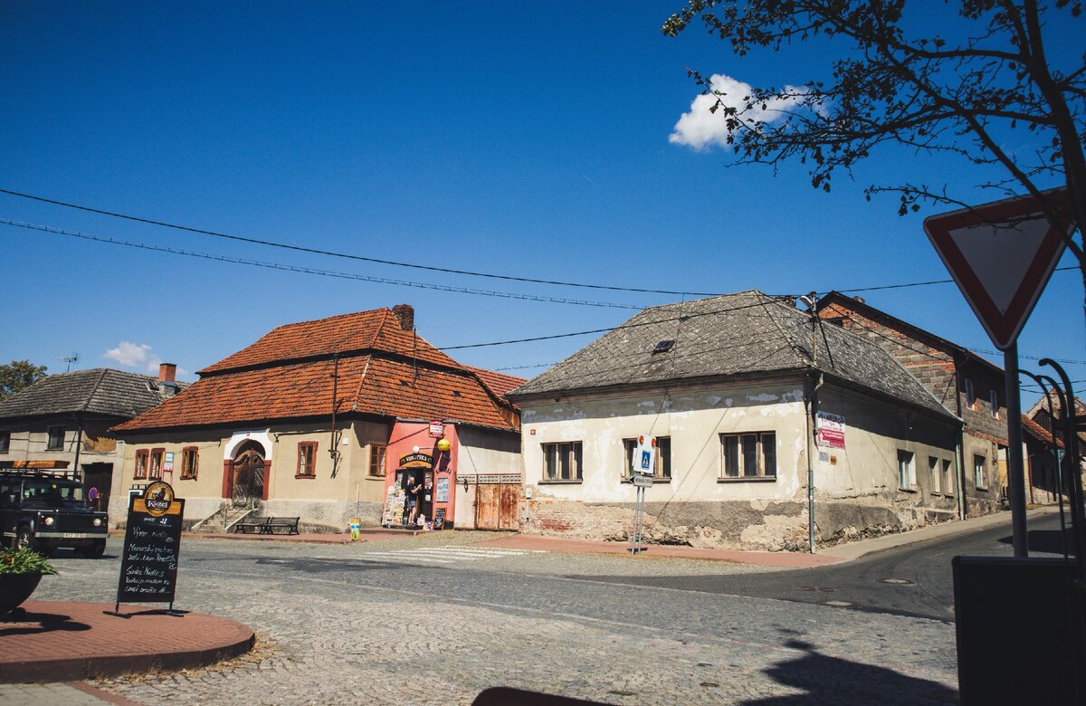 Сегодня всё выглядит довольно скромно.