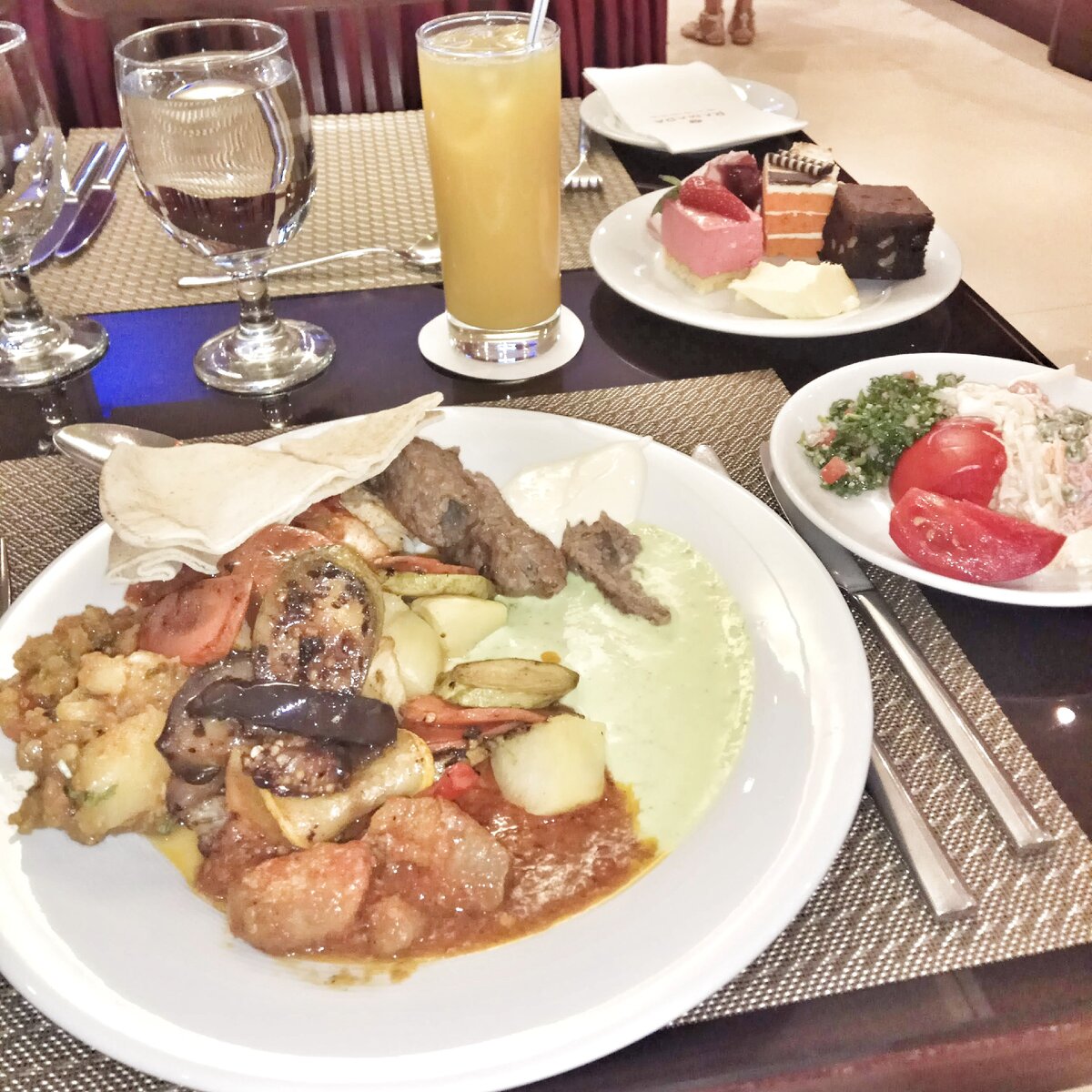 3 тарелки на одно лицо - типичная картина для шведского стола