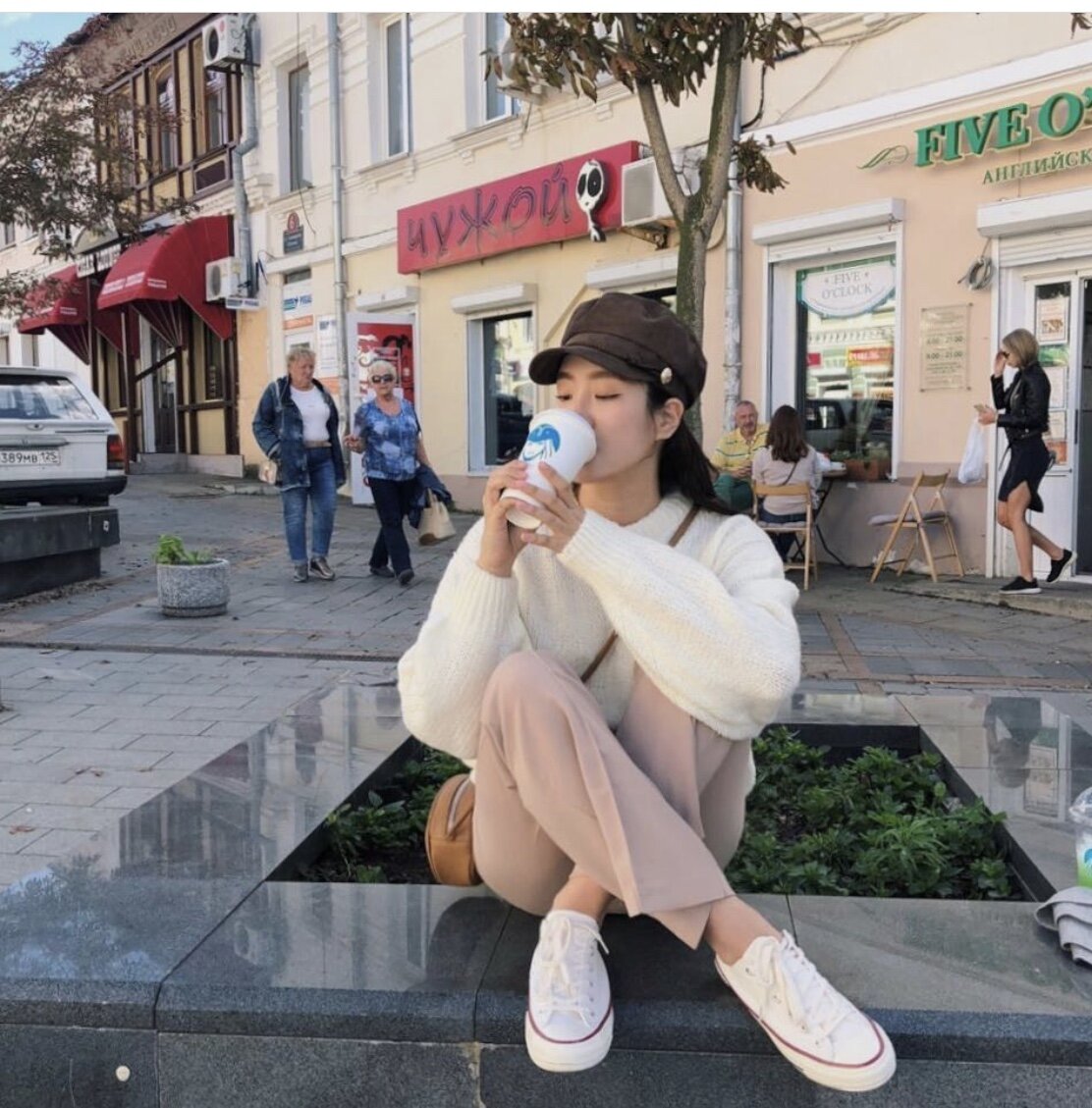 Такой контраст в одежде с позади проходящими людьми 😄