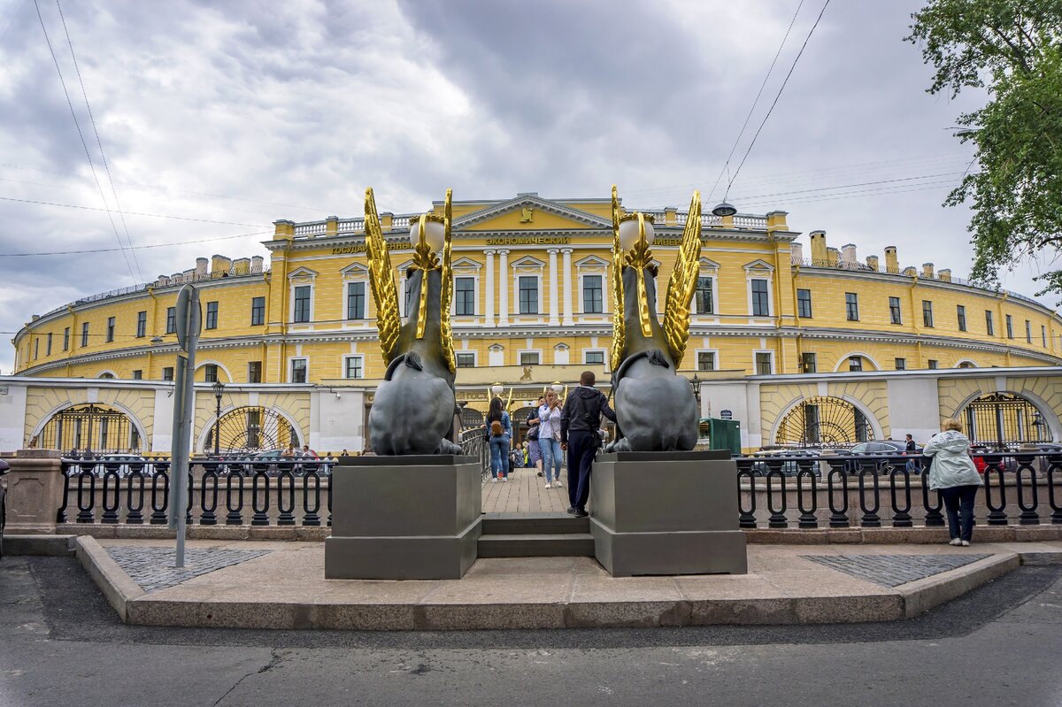 Экономический институт спб. Здание Ассигнационного банка Кваренги. Ассигнационный банк в Санкт-Петербурге Кваренги. Ассигнационный банк в Петербурге 18 век. Здание Ассигнационного банка в Петербурге.