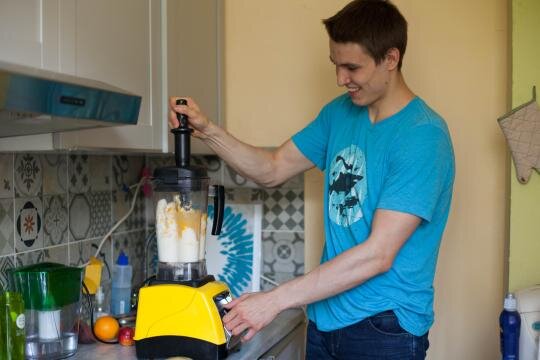 Евгений Сауров готовит спортивный завтрак