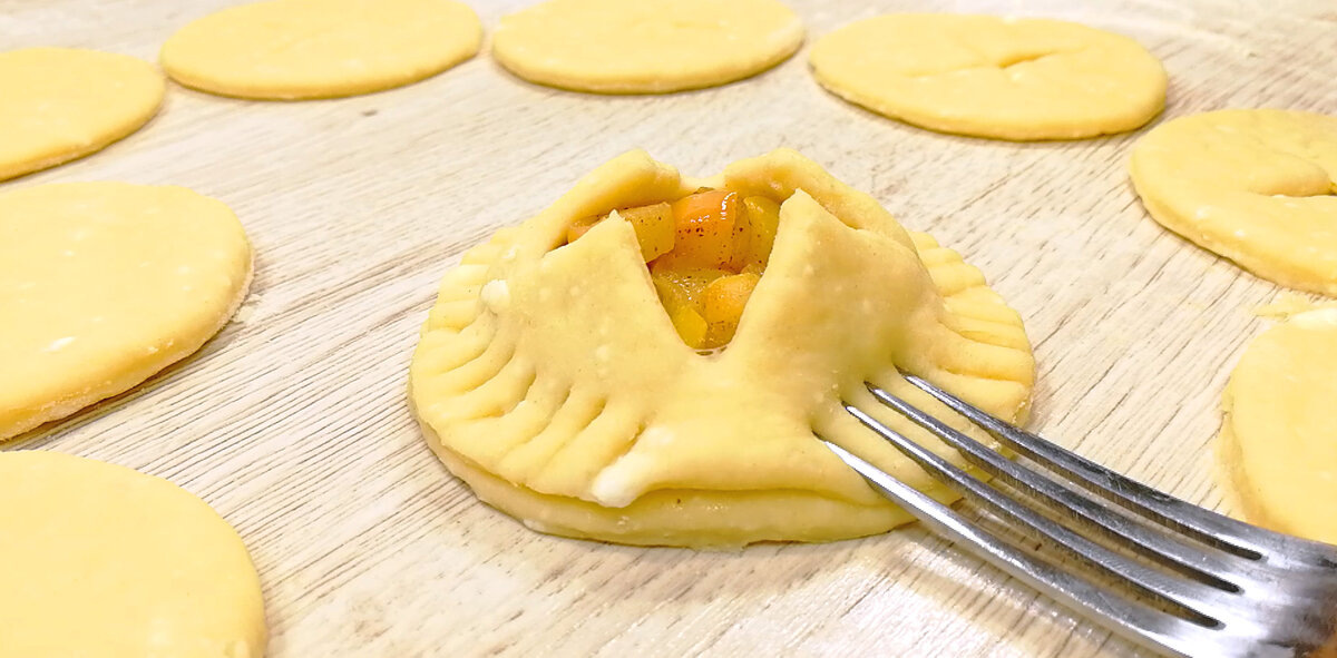 Пирожки из этого теста получаются нежные,мягкие,вкусные.Тесто творожное и сочная начинка,это тесто просто выручалочка,готовится моментально и расстойки не требует,пирожки или пироги из этого теста долго не черствеют.