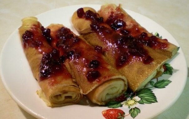 Если в холодильнике не оказалось молока, то это не повод отказывать себе в приготовлении блинов. Не стоит для этого использовать воду, так как сделать блины в бутылке на кефире достаточно легко. Используйте следующий рецепт.