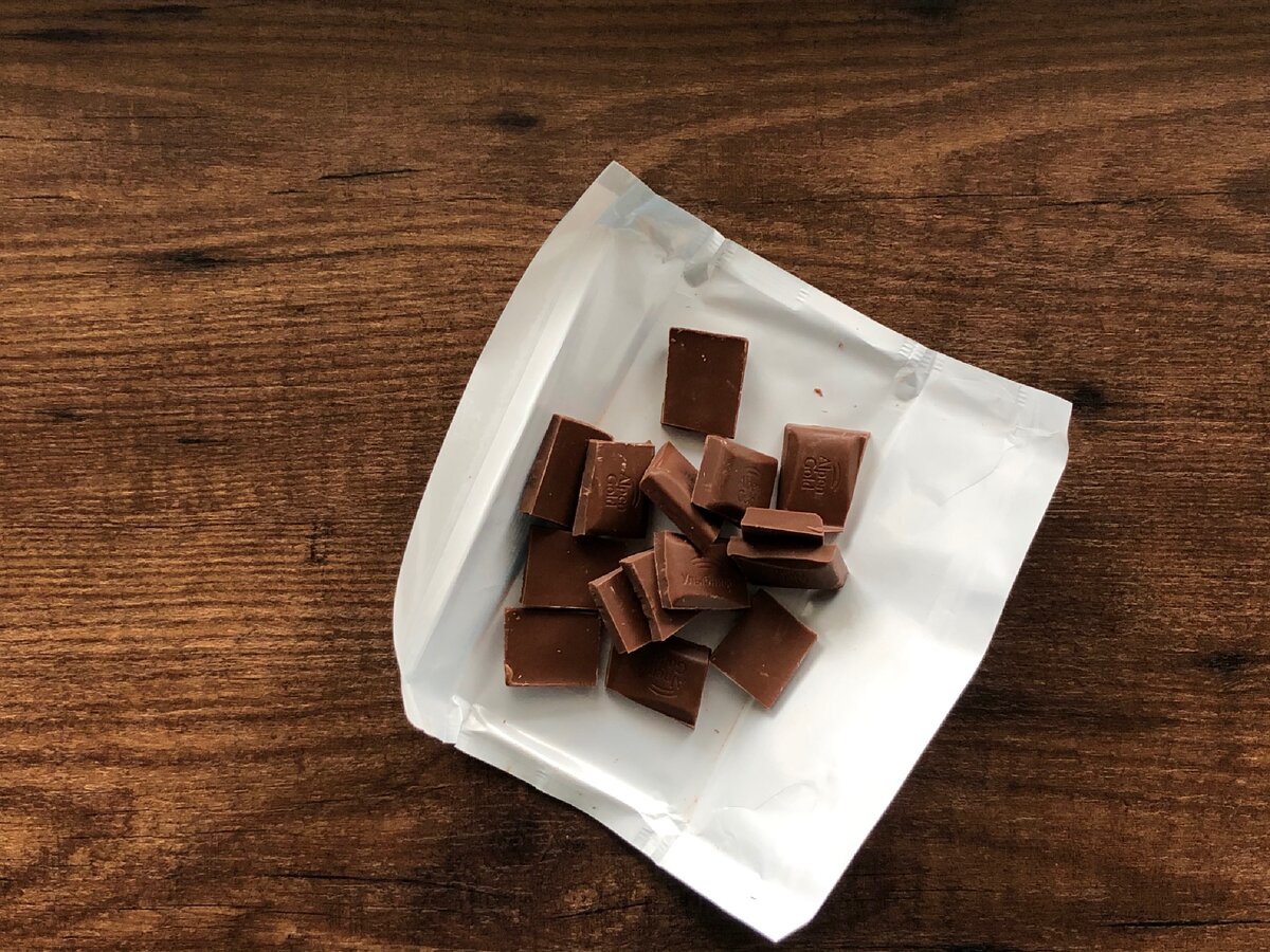 Разламываем шоколад на мелкие части и отправляем в микроволновку.