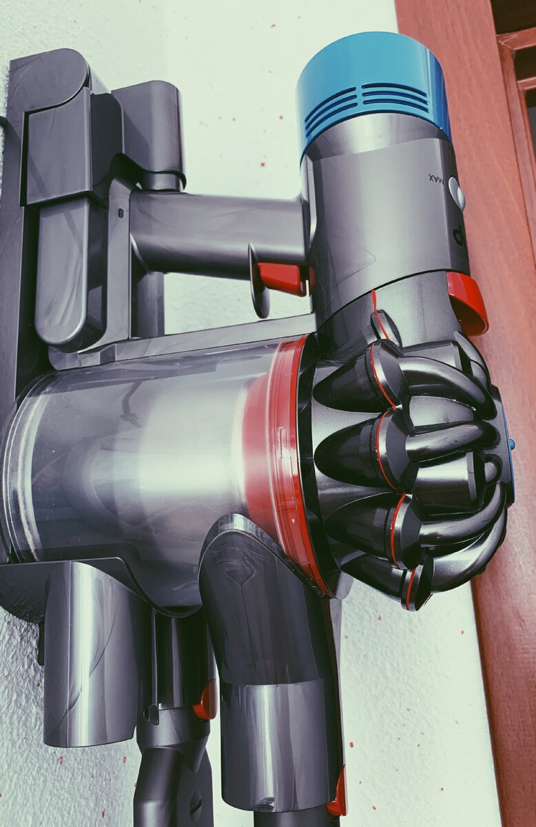 Повесили его на стену. Очень удобно.